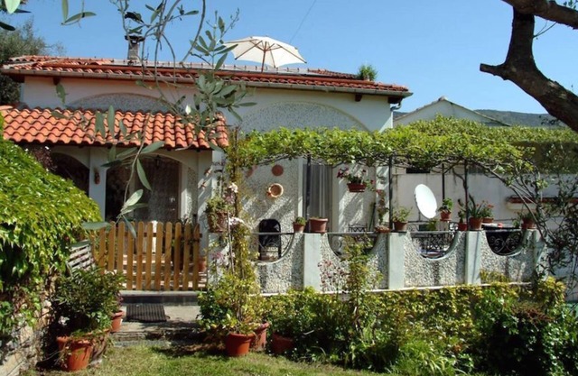 Quiet apartment with a very large roof terrace, sea view, internet
