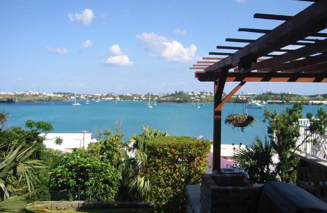 Quiet Apartment with wonderful harbour views and pool