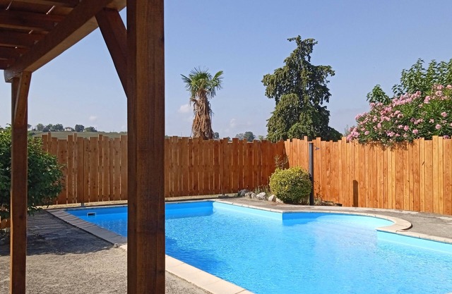 Quiet apartment with swimming pool in the countryside near Toulouse