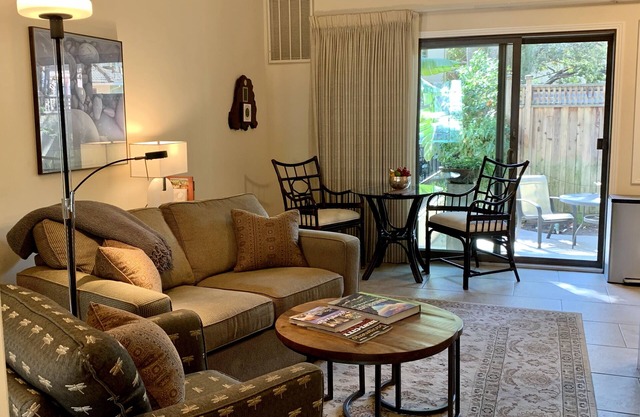 Quiet, Beautiful, East Sacramento Oasis - Walk to Coffee, Restaurants and Shops