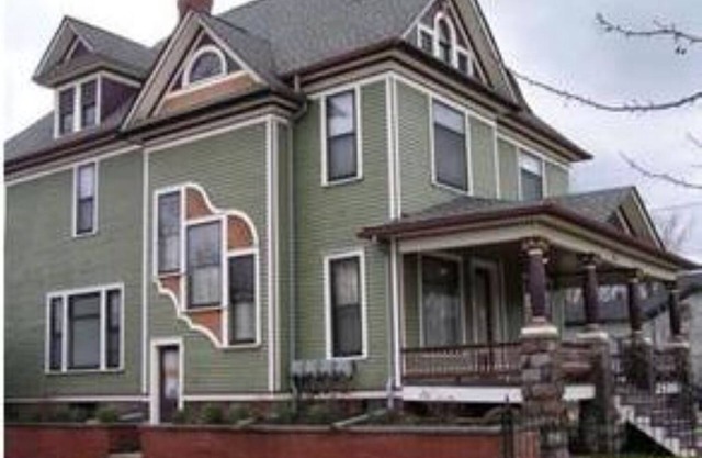 Quiet, Bright, and Spacious Apartment in Historic District.