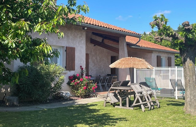 Quiet, bright detached house with private pool