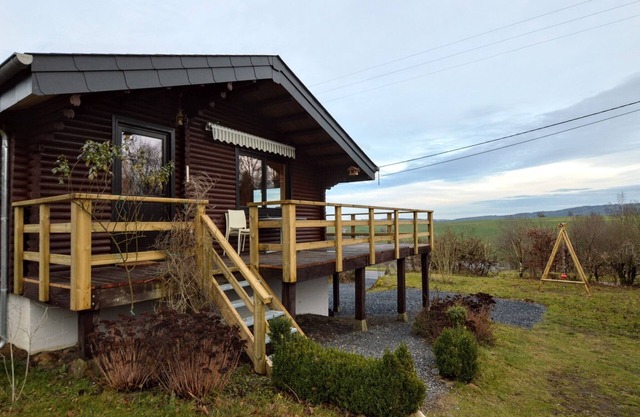 Quiet chalet with panoramic view and fenced garden