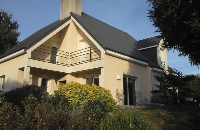 Quiet, comfortable house 15 km from the 24-hour Le Mans racetrack.
