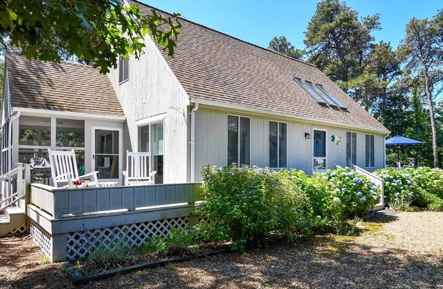Quiet Contemporary Cape In Katama