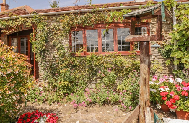 QUIET CORNER COTTAGE, family friendly, with open fire in Henstridge