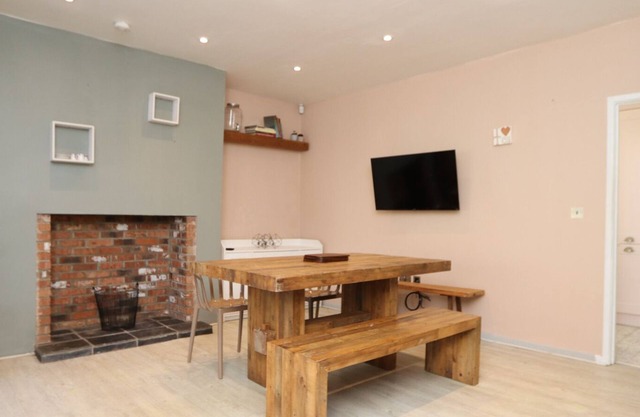 Quiet cosy terraced house on a pedestrian only street with parking to rear