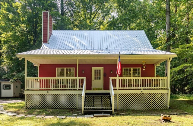 Quiet cottage surrounded by trees, just minutes from Nashville