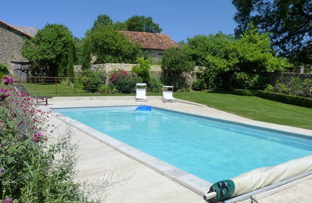 Quiet cottage with garden, swimming pool, view of surrounding countryside, in green Périgord