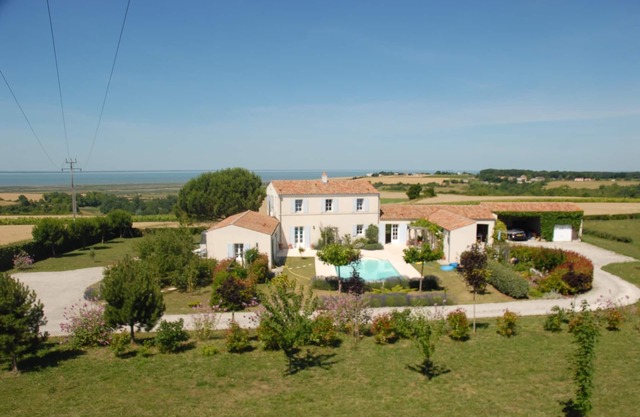 QUIET COUNTRY COTTAGE FOR 2. HEATED POOL. PANORAMIC SEA VIEW. NEAR BEACHES
