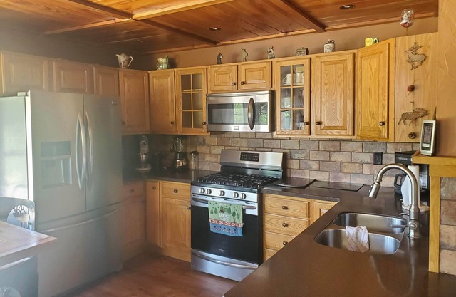 Quiet Country Cabin close to Lake Erie, Interstate, and Ohio line