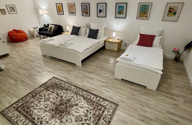 Quiet & cozy double room + single bed in top location