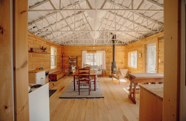 Quiet & cozy ocean-side hideaway. Pet friendly!