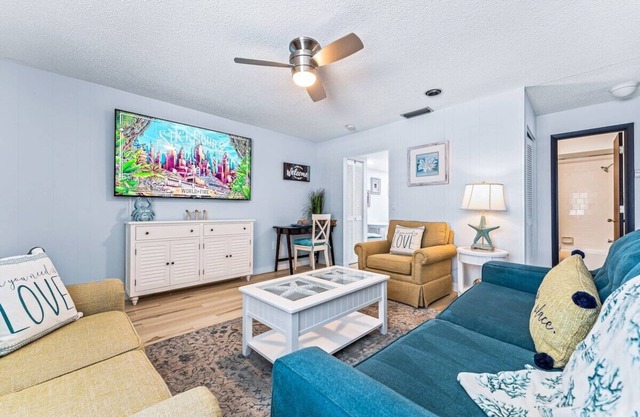 Quiet Downtown Sarasota Villa. Updated 2022.