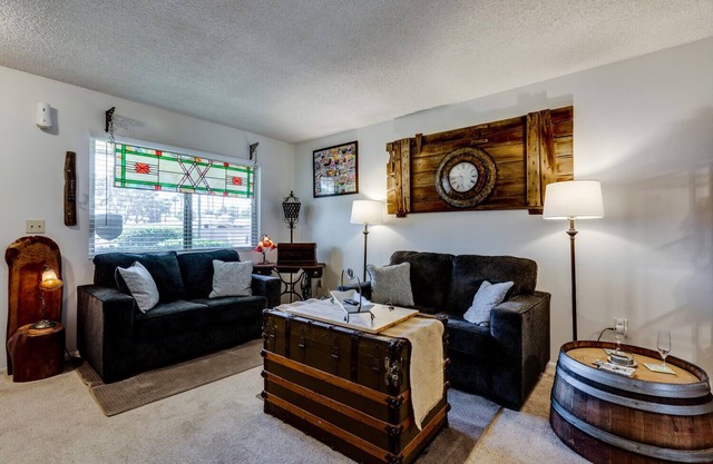 Quiet End Unit Townhouse for Two in Sun City-nUnique Decor! Close to everything!