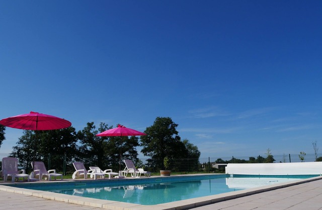 Quiet farmhouse for 14 people, air conditioning, swimming pool, shaded terraces, enclosed garden, meadow