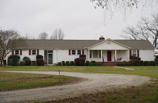 Quiet farmhouse nestled near Presbyterian College and Clinton, SC w/pool table.