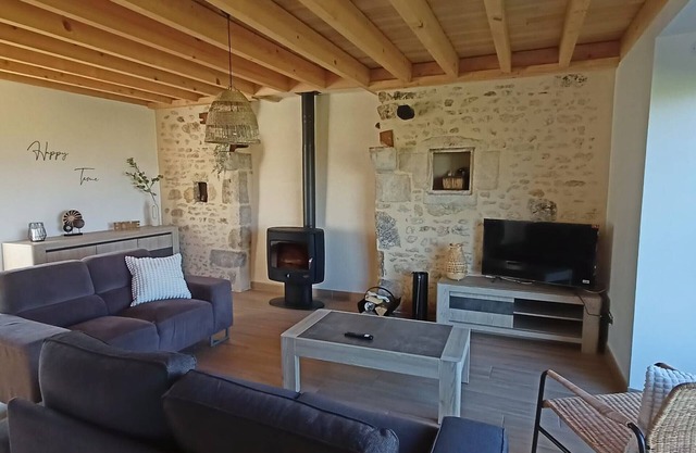 Quiet cottage with wifi and shared pool in nature