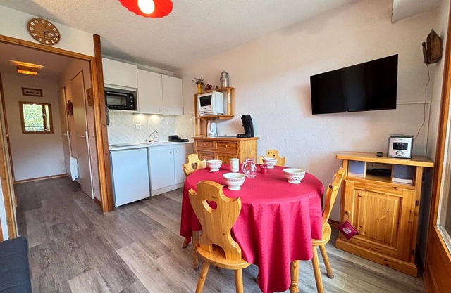 Quiet apartment with balcony, mountain view, private parking