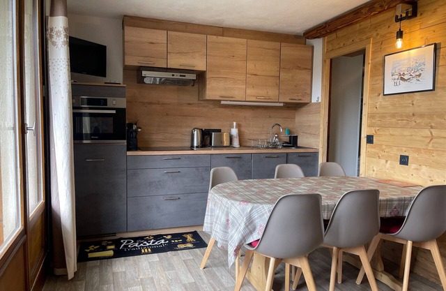 Quiet studio cabin with parking near amenities