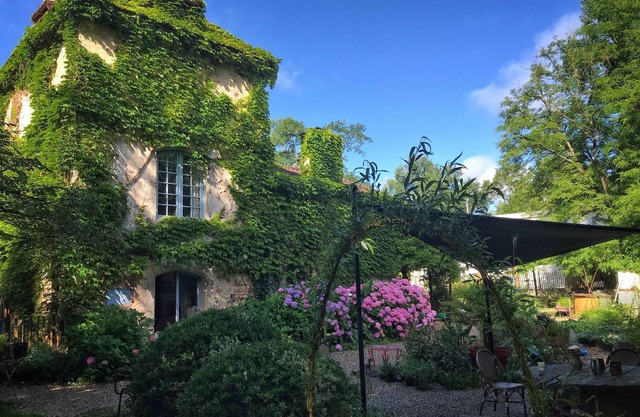 Quiet 2 bedroom/2 bath Pigeonnier along the Canal de Garonne
