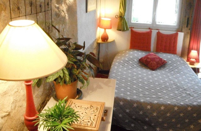 Quiet garden facing the castles for your stay in the Pays du Futuroscope