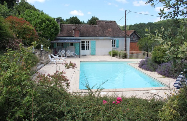 Quiet gîte with private swimming pool and fishing pond near Lascaux.