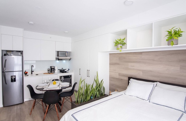 Quiet Gorgeous Queen Bed Studio + Jacuzzi