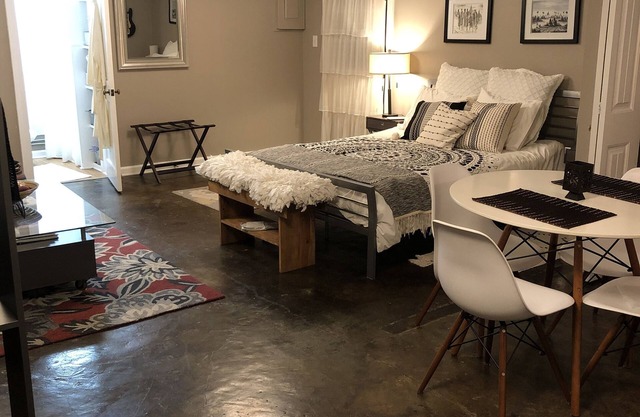 Quiet guest house 4 miles from Broadway. 30 night minimum