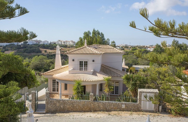 Quiet hilltop location, 4BD, king size bed, BBQ, Private pool, Garden