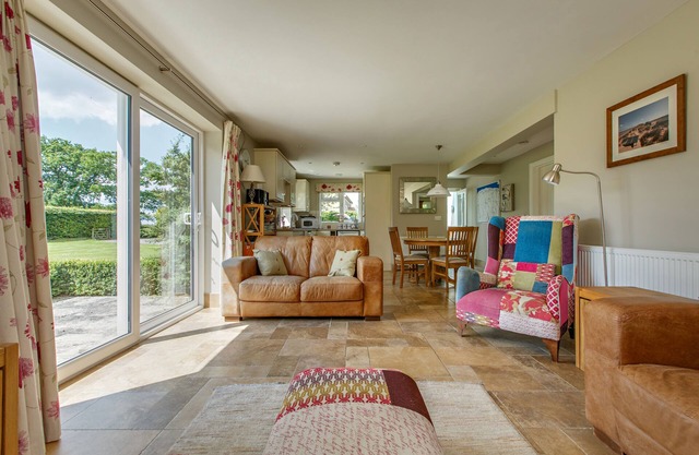 Quiet holiday home in beautiful, secluded 3/4 acre garden.