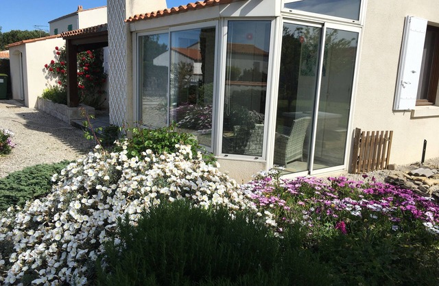 Quiet house in a private dead end 150m from the beach.