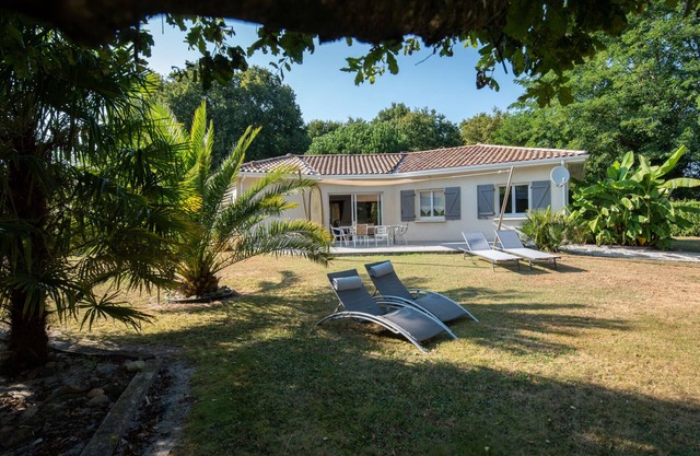 Quiet house 15 km from the ocean with swimming pool