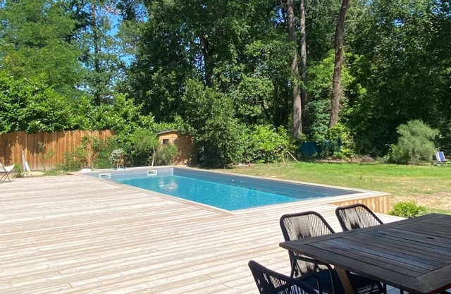 Quiet house with pool close to Soulac and ocean beaches.