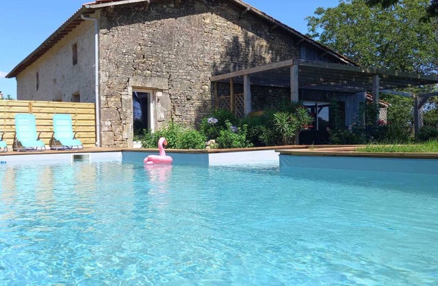 Quiet house with swimming pool, 1 hour from La Rochelle, Futuroscope, Puy du Fou