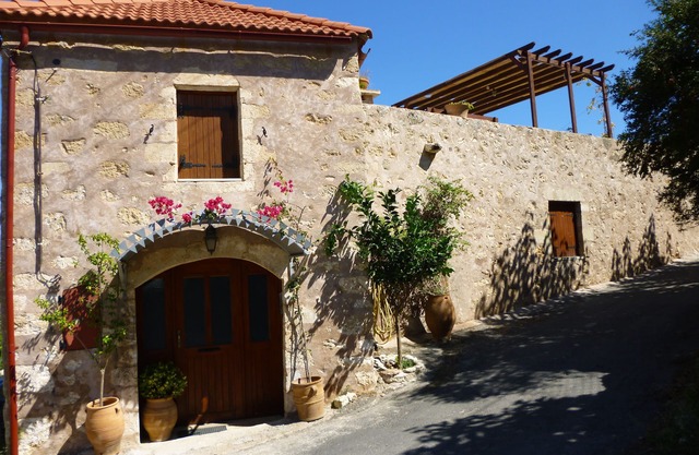 QUIET HOUSE WITH POOL IN A PRETTY VILLAGE 30 KM FROM LA CANEE
