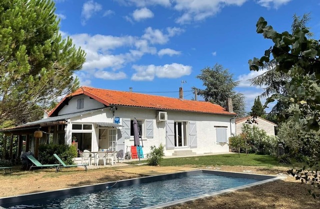 Quiet house with unheated pool and countryside views
