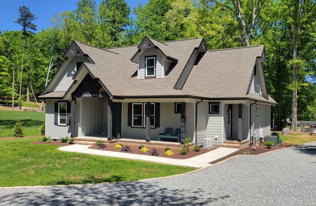Quiet lake getaway offering R&R with 2 electric bikes and optional sunset cruise