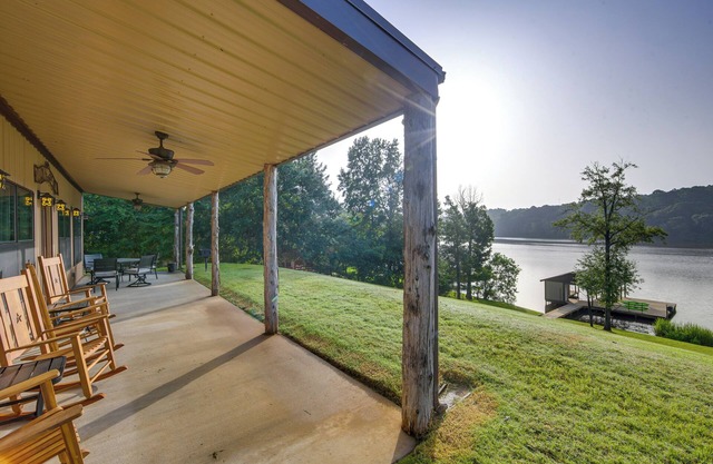 Quiet Lake Gladewater Getaway w/Dock & Kayaks!