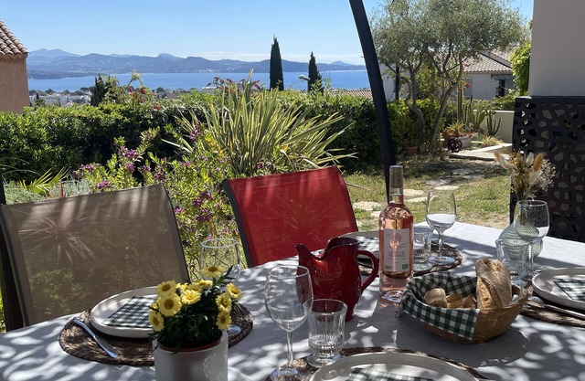 QUIET location on the heights of La Ciotat - PANORAMIC VIEW over the bay - Charming.