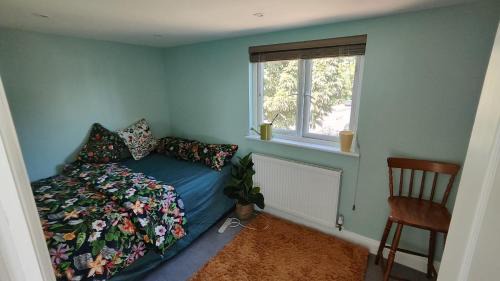 Quiet Loft Double Room forty-five minutes by train to London Liv Street