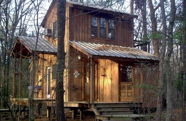 Quiet Lofted Cabin 4 Miles from Edom, an Art Community.