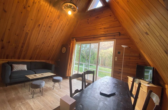 QUIET MOUNTAIN CHALET. Hiking, 1/4h from skiing, 200m from the village