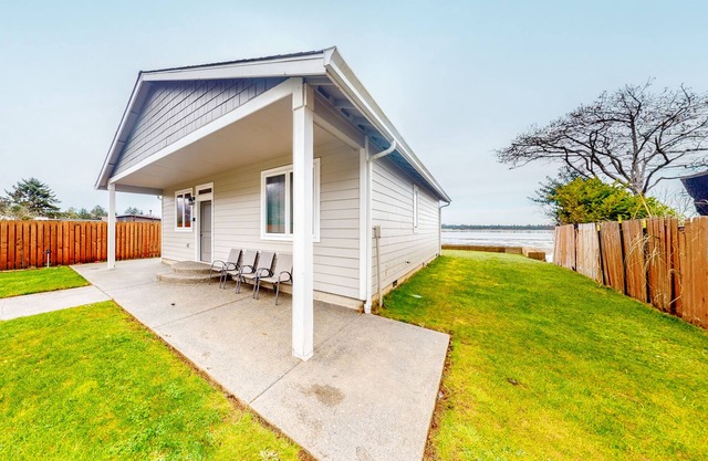Quiet, newly built, bayfront beauty with marvelous sunset views & jetted tub