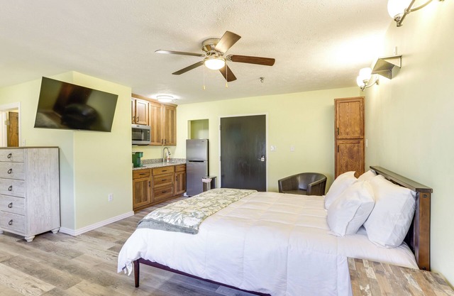 Quiet Oakland City Studio: Walk Downtown!