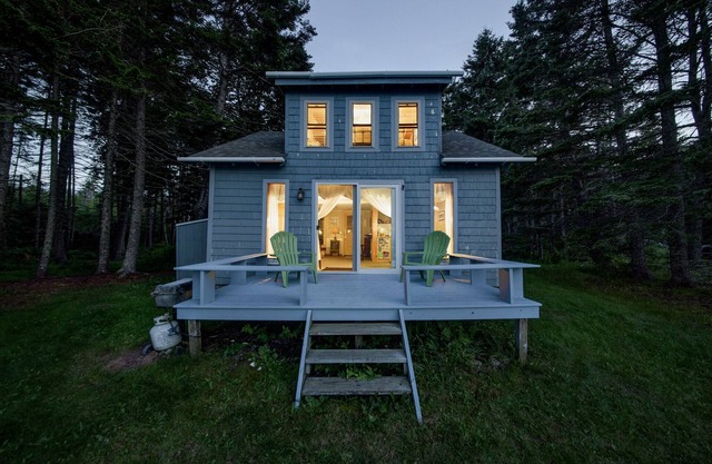 Quiet Ocean Front Cottage With Stunning Views & Private Beach Close To Rockland