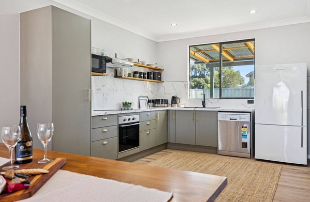 Quiet, Pet-Friendly Beach Retreat - 2 Minutes walk to the Beach.