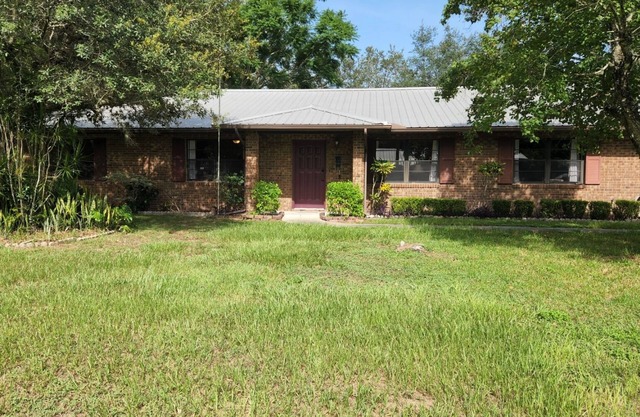 Quiet, Relaxing Family Get-away. Close to many attractions!