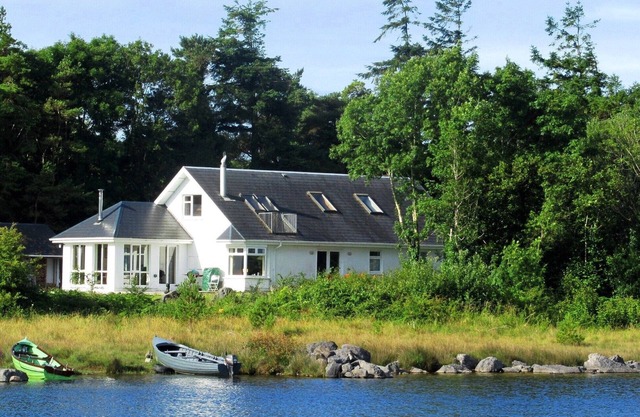 Quiet, romantic family cottage, shores of Lake Corrib, Connemara, Co Galway