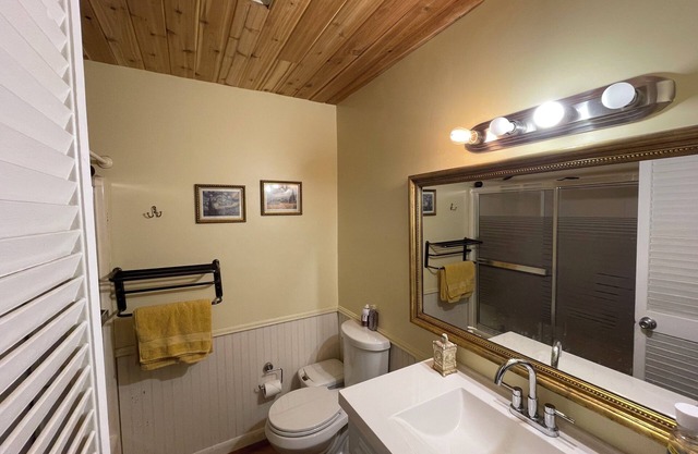 Quiet, Rural 3 Acre Retreat w/Nearby Boutique Restaurants, Shopping, Culture